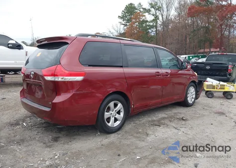 2013 Toyota Sienna Le V6 8 Passenger z USA, uszkodzony, nr VIN 5TDKK3DC6DS311699